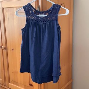 Sleeveless navy blue shirt with lace.